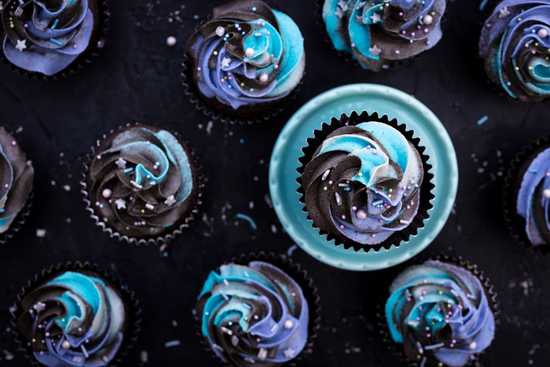 Learn how to make your own galaxy icing on Vegan Dollhouse: https://vegandollhouse.com/recipes/vegan-milky-way-galaxy-cupcakes/